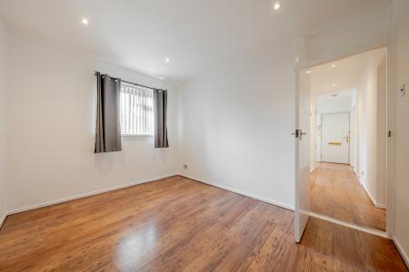 2 bedroom Flat for sale in Lincombe Drive, Leeds, LS8