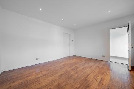 2 bedroom Flat for sale in Lincombe Drive, Leeds, LS8