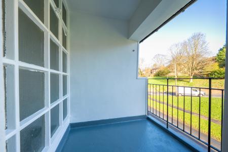 2 bedroom Flat for sale in Lincombe Drive, Leeds, LS8