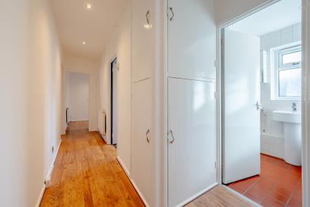 2 bedroom Flat for sale in Lincombe Drive, Leeds, LS8