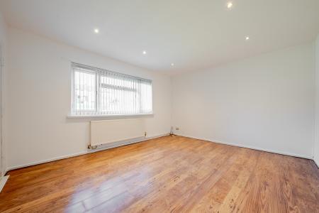 2 bedroom Flat for sale in Lincombe Drive, Leeds, LS8