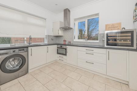 2 bedroom Flat to let in Newton Park Mansions, Laurel Mount, Potternewton, Leeds, LS7