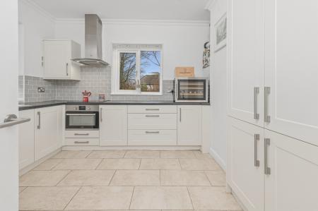 2 bedroom Flat to let in Newton Park Mansions, Laurel Mount, Potternewton, Leeds, LS7