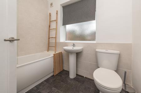 2 bedroom Flat to let in Newton Park Mansions, Laurel Mount, Potternewton, Leeds, LS7