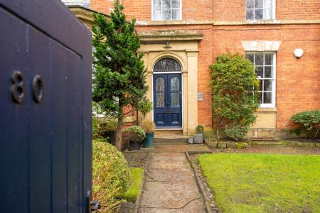 2 bedroom Flat for sale in Harrogate Road, Chapel Allerton, Leeds, LS7