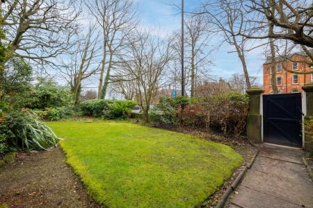 2 bedroom Flat for sale in Harrogate Road, Chapel Allerton, Leeds, LS7