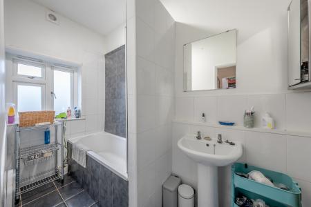 2 bedroom Flat for sale in Harrogate Road, Chapel Allerton, Leeds, LS7