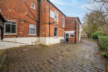 2 bedroom Flat for sale in Harrogate Road, Chapel Allerton, Leeds, LS7