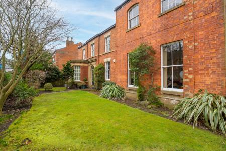 2 bedroom Flat for sale in Harrogate Road, Chapel Allerton, Leeds, LS7