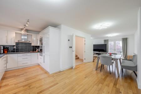 4 bedroom Semi-detached house for sale in St James Mews, Cross Gates, Leeds, LS15