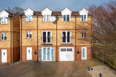 4 bedroom Semi-detached house for sale in St James Mews, Cross Gates, Leeds, LS15