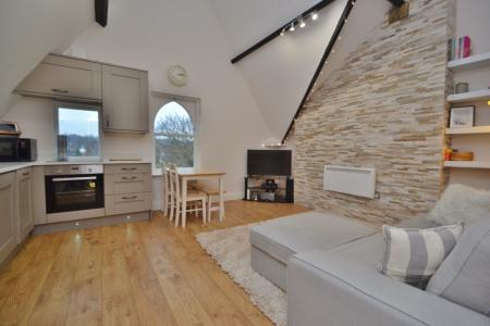 2 bedroom Flat to let in 12 Hollin Lane, Far Headingley, Leeds, LS16