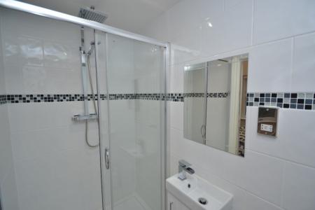 2 bedroom Flat to let in 12 Hollin Lane, Far Headingley, Leeds, LS16