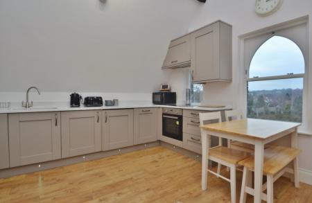 2 bedroom Flat to let in 12 Hollin Lane, Far Headingley, Leeds, LS16