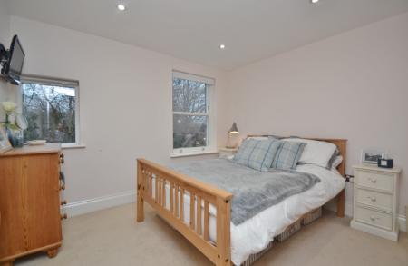 2 bedroom Flat to let in 12 Hollin Lane, Far Headingley, Leeds, LS16