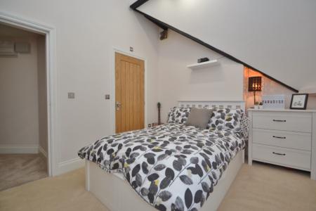 2 bedroom Flat to let in 12 Hollin Lane, Far Headingley, Leeds, LS16