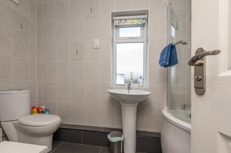 2 bedroom Terraced House to let in Gledhow Park Grove, Leeds, LS7