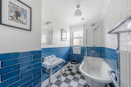 4 bedroom End of terrace house for sale in Roundhay Avenue, Leeds, LS8