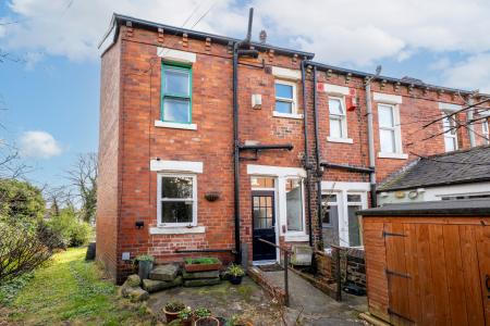 4 bedroom End of terrace house for sale in Roundhay Avenue, Leeds, LS8
