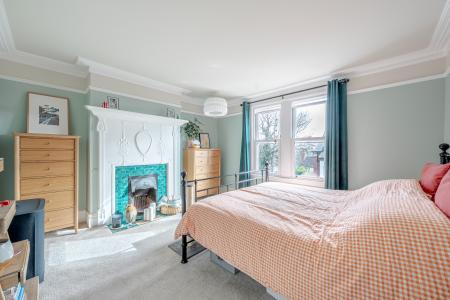 4 bedroom End of terrace house for sale in Roundhay Avenue, Leeds, LS8