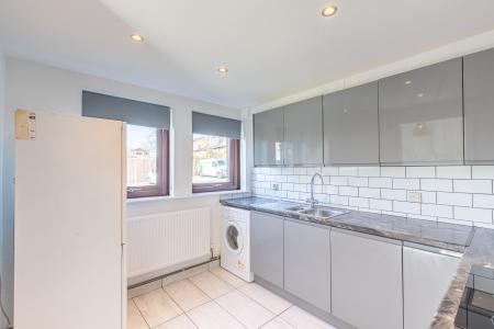 2 bedroom Flat to let in Springfield Court, Banksfield Avenue, Yeadon, Leeds, LS19