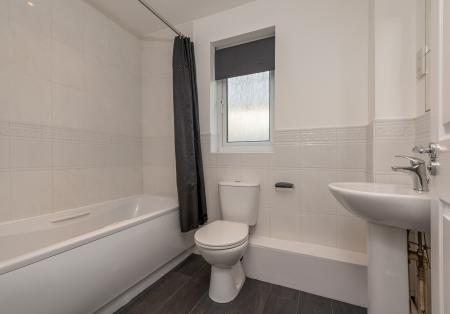 2 bedroom Flat for sale in Henshaw Mews, Yeadon, Leeds, LS19
