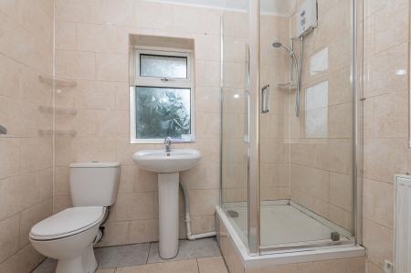 2 bedroom Semi-detached house to let in Brackenwood Drive, Roundhay, Leeds, LS8