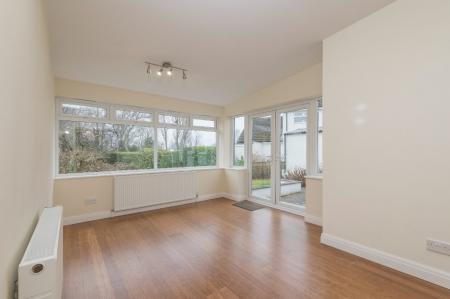 4 bedroom Semi-detached house to let in The Crescent, Alwoodley, Leeds, LS17