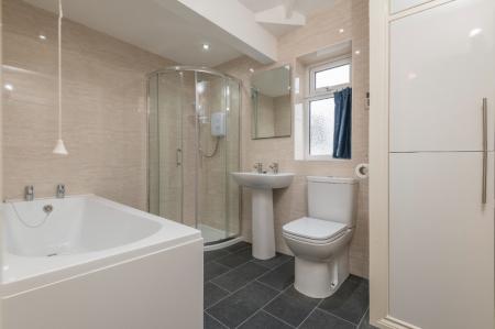 4 bedroom Semi-detached house to let in The Crescent, Alwoodley, Leeds, LS17