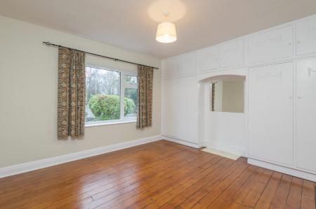 4 bedroom Semi-detached house to let in The Crescent, Alwoodley, Leeds, LS17