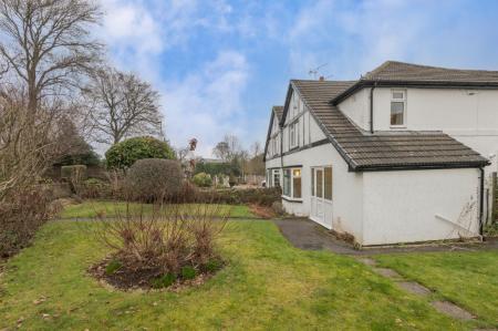 4 bedroom Semi-detached house to let in The Crescent, Alwoodley, Leeds, LS17