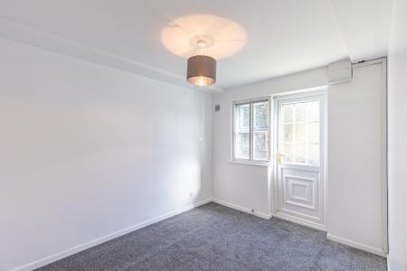 2 bedroom Flat to let in Low Lane, Horsforth, Leeds, LS18