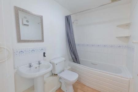 2 bedroom Flat to let in Helmsley Court, Middleton, Leeds, LS10