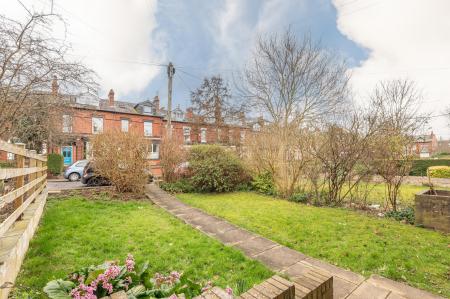 2 bedroom Flat to let in Ash Grove, Leeds, LS6
