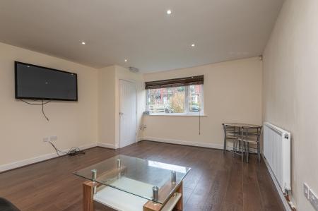 2 bedroom Flat to let in Ash Grove, Leeds, LS6