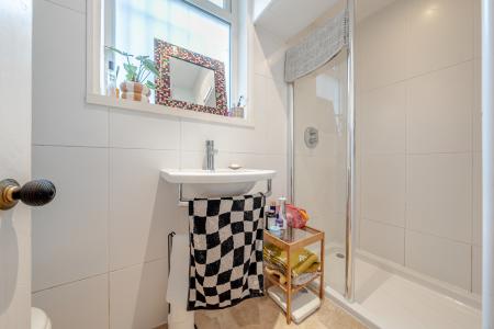 2 bedroom Flat for sale in Harrogate Road, Chapel Allerton, Leeds, LS7