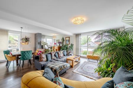 2 bedroom Flat for sale in Beverley Court, Shadwell Lane, Moortown, Leeds, LS17