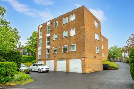 2 bedroom Flat for sale in Beverley Court, Shadwell Lane, Moortown, Leeds, LS17