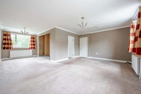 4 bedroom Semi-detached house for sale in Highbury Close, Meanwood, Leeds, LS6