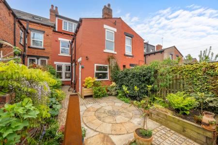 4 bedroom Terraced House for sale in Hilton Road, Potternewton, Leeds, LS8