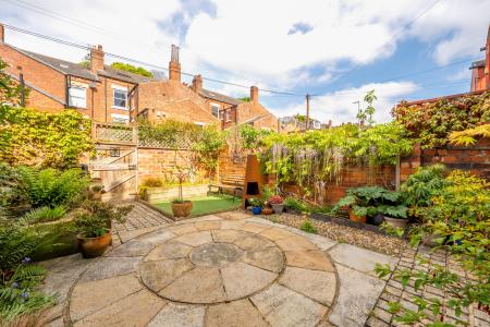 4 bedroom Terraced House for sale in Hilton Road, Potternewton, Leeds, LS8