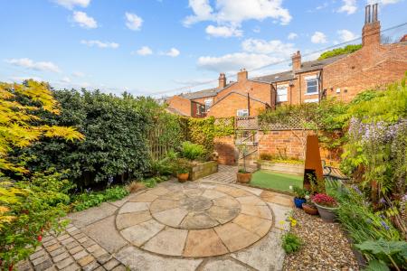 4 bedroom Terraced House for sale in Hilton Road, Potternewton, Leeds, LS8