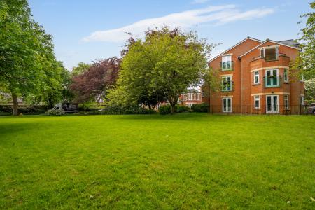 2 bedroom Flat for sale in The Hall, Allerton Hill, Chapel Allerton, Leeds, LS7