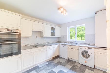 4 bedroom Detached house to let in Belvedere Court, Alwoodley, Leeds, LS17