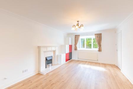 4 bedroom Detached house to let in Belvedere Court, Alwoodley, Leeds, LS17
