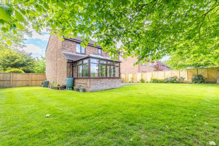4 bedroom Detached house to let in Belvedere Court, Alwoodley, Leeds, LS17