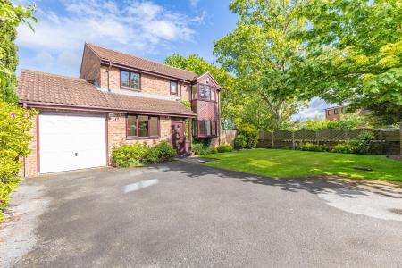 4 bedroom Detached house to let in Belvedere Court, Alwoodley, Leeds, LS17