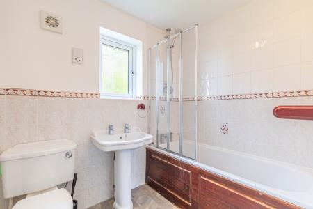 4 bedroom Detached house to let in Belvedere Court, Alwoodley, Leeds, LS17
