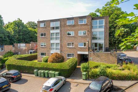 1 bedroom Flat for sale in Gledhow Wood Close, Gledhow, Leeds, LS8