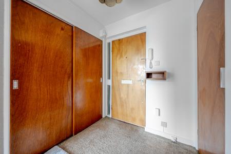 1 bedroom Flat for sale in Gledhow Wood Close, Gledhow, Leeds, LS8